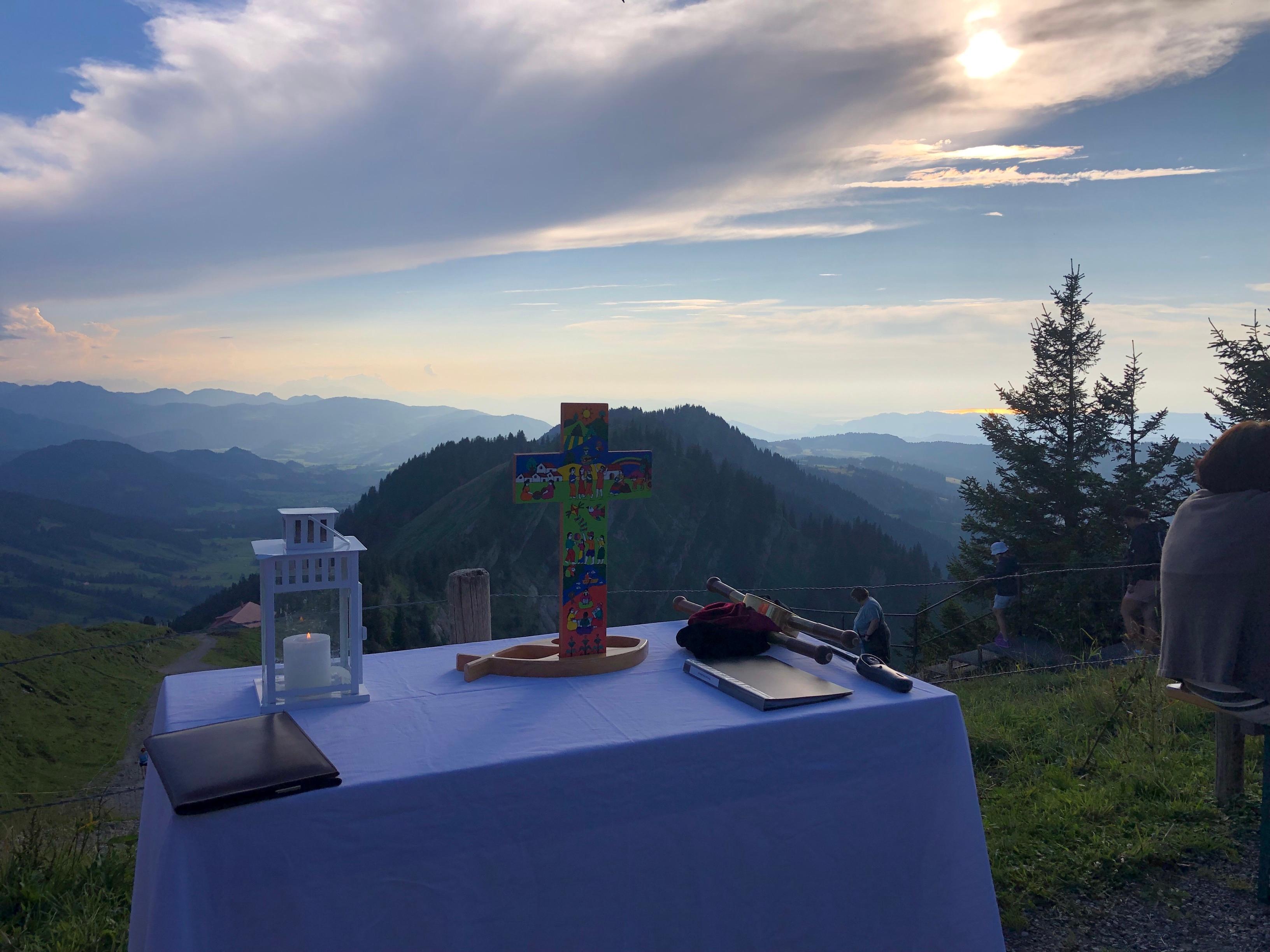 Gottesdienst im Sonnenuntergang.