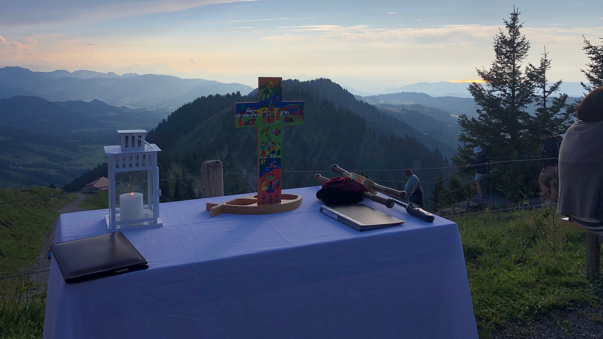 Gottesdienst im Sonnenuntergang.