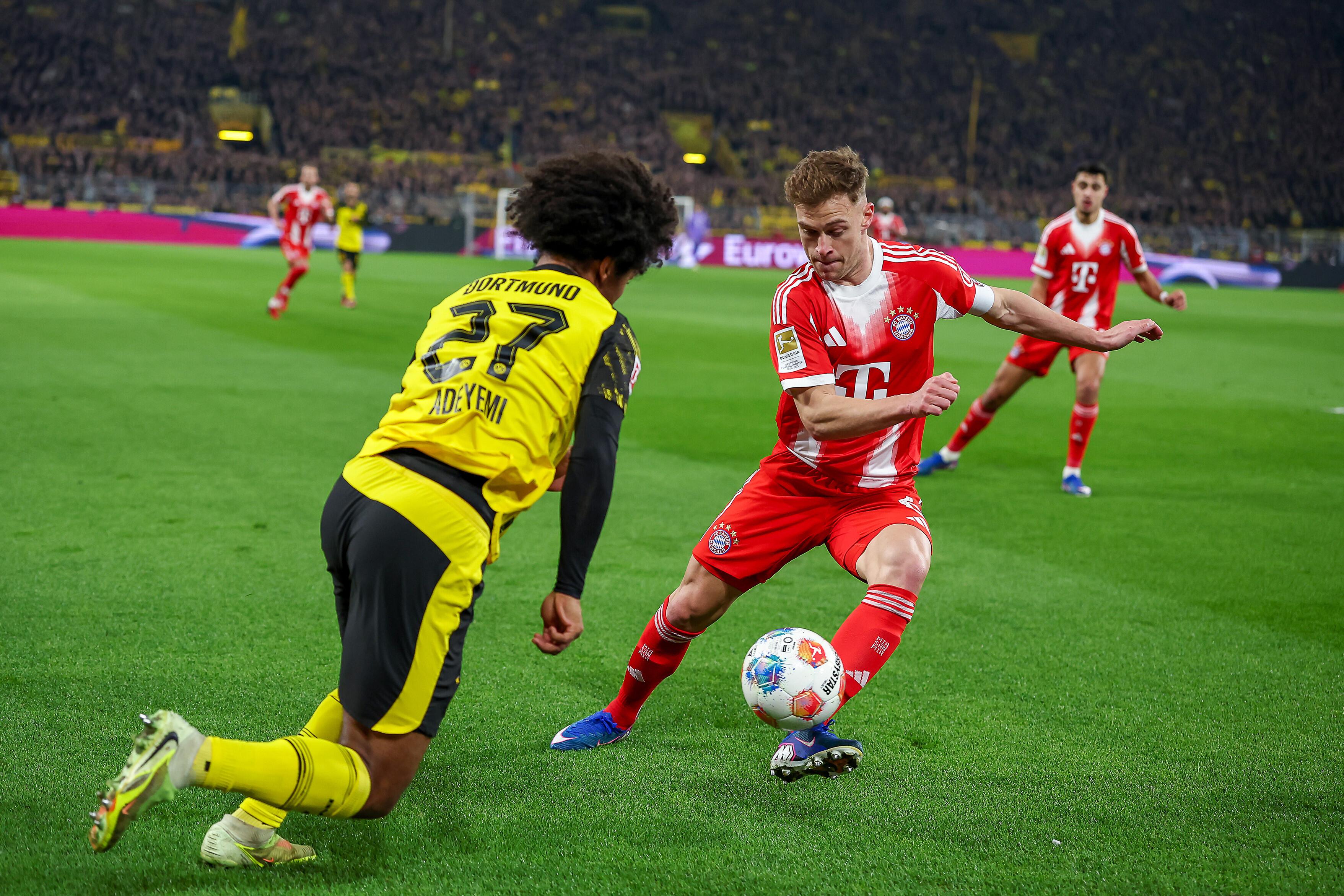 Karim Adeyemi (BVB) im Zweikampf gegen Joshua Kimmich (FCB)