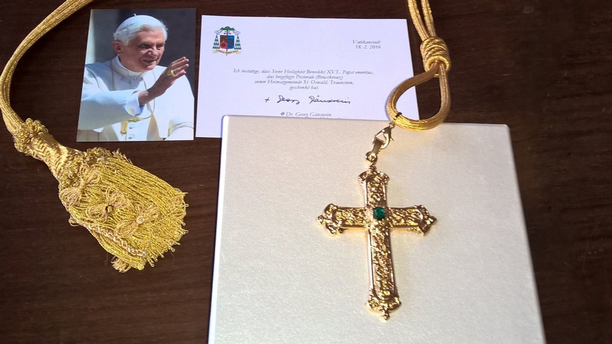 Ein Handout des LKA zeigt das gestohlene Brustkreuz des verstorbenen Papstes Benedikt XVI. 