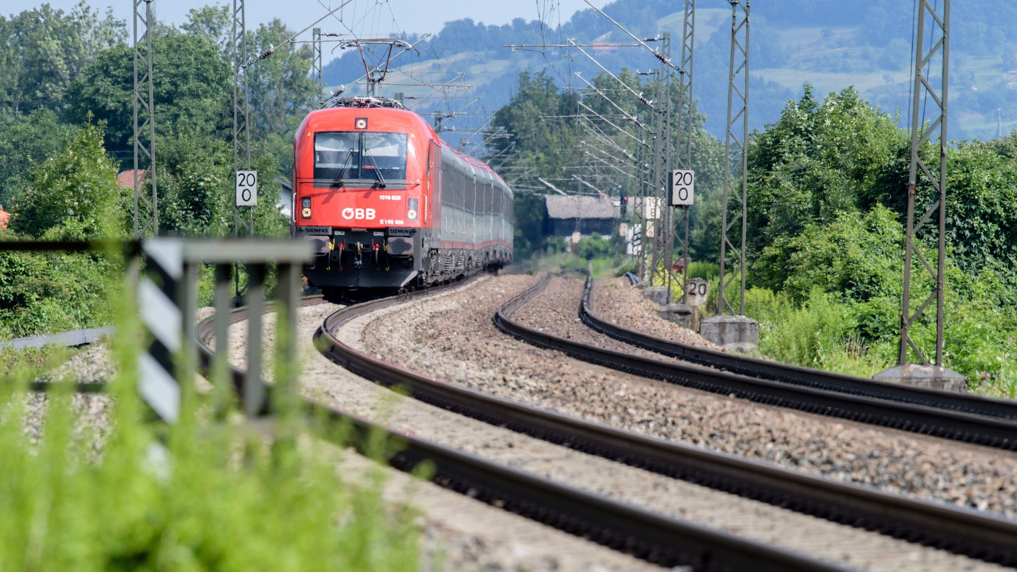 Archivbild: Ein Zug der Österreichischen Bundesbahnen fährt über die Gleise der Bahntrasse durch das Inntal zwischen Rosenheim und Kufstein. | Bild: dpa-Bildfunk/Matthias Balk Archivbild: Ein Zug der Österreichischen Bundesbahnen fährt über die Gleise der Bahntrasse durch das Inntal zwischen Rosenheim und Kufstein.