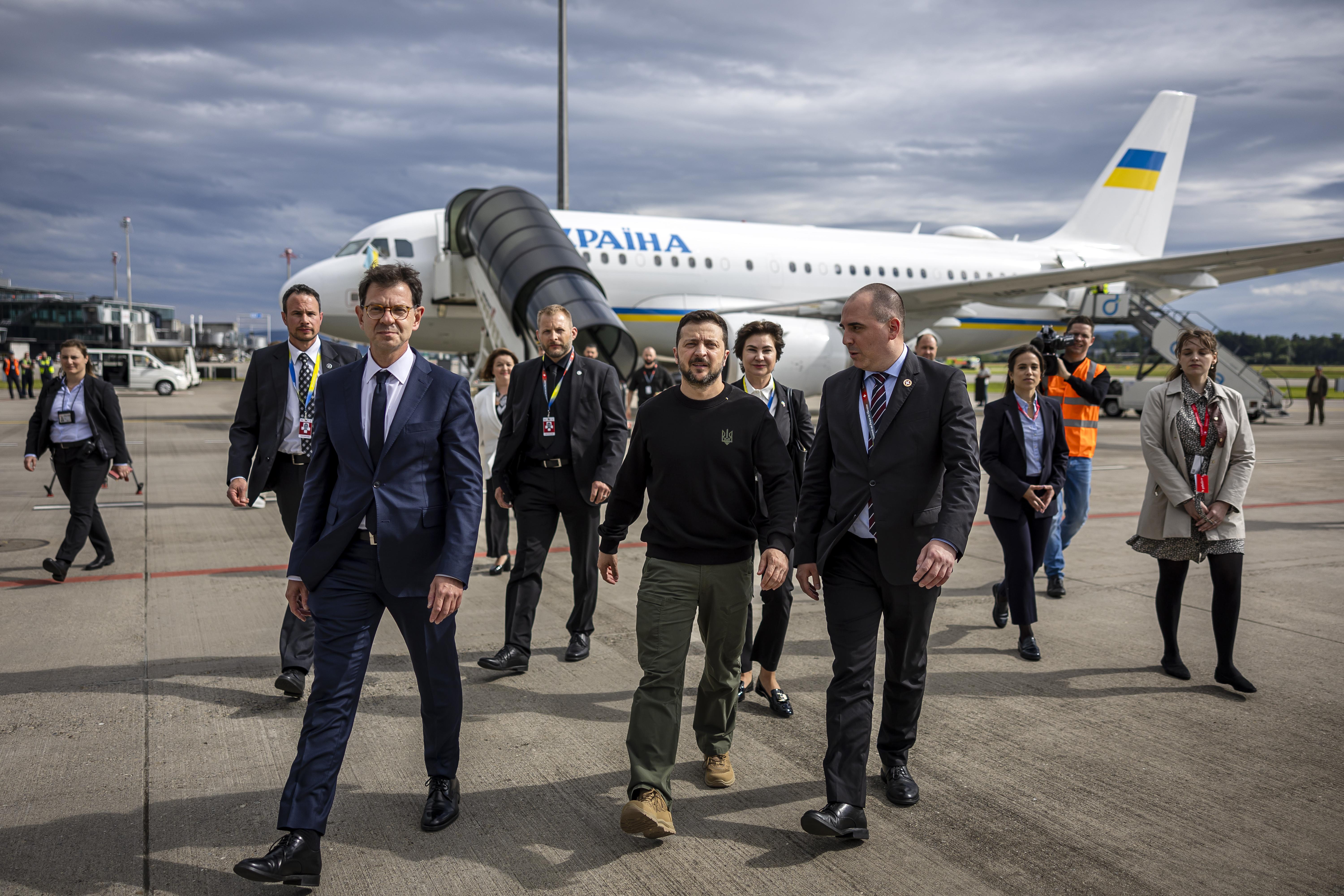 Der ukrainische Präsident Selenskyj wird von Schweizer Diplomaten in Zürich begrüßt (Bild vom 14.06.2024)