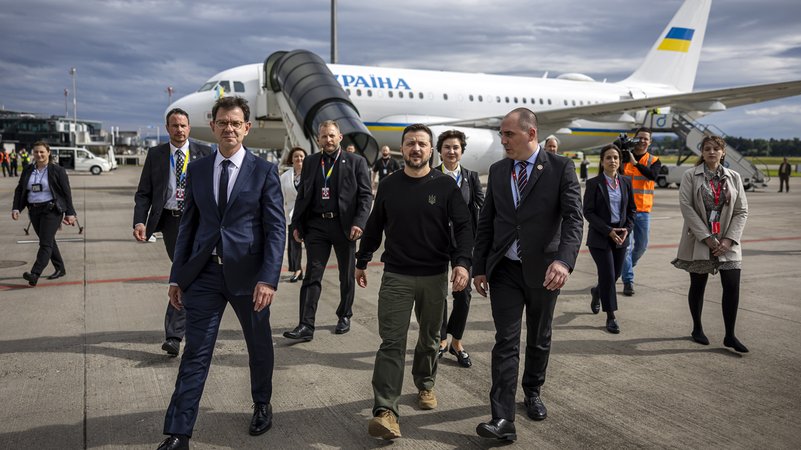 Der ukrainische Präsident Selenskyj wird von Schweizer Diplomaten in Zürich begrüßt (Bild vom 14.06.2024)