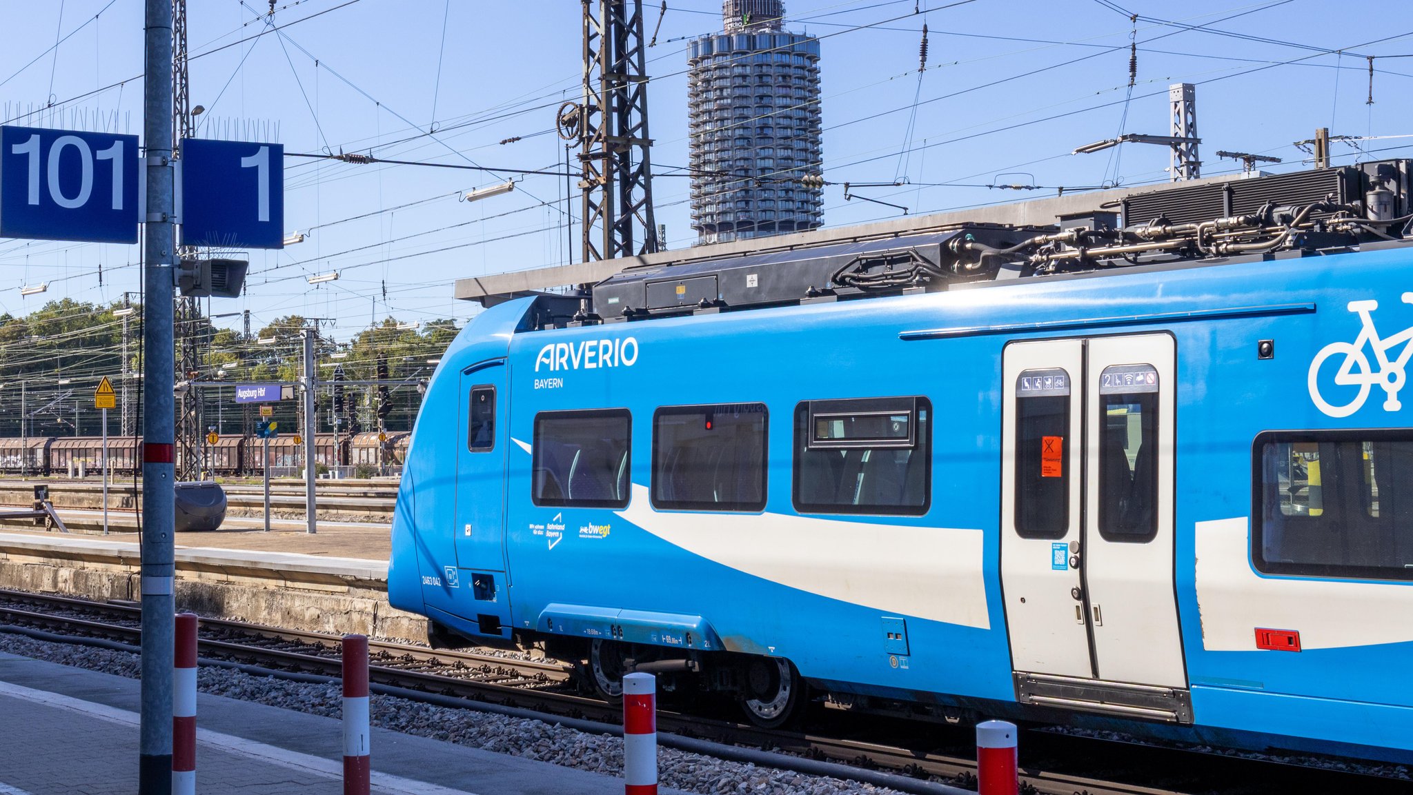 Ein Zug von Arverio am Augsburger Hauptbahnhof.