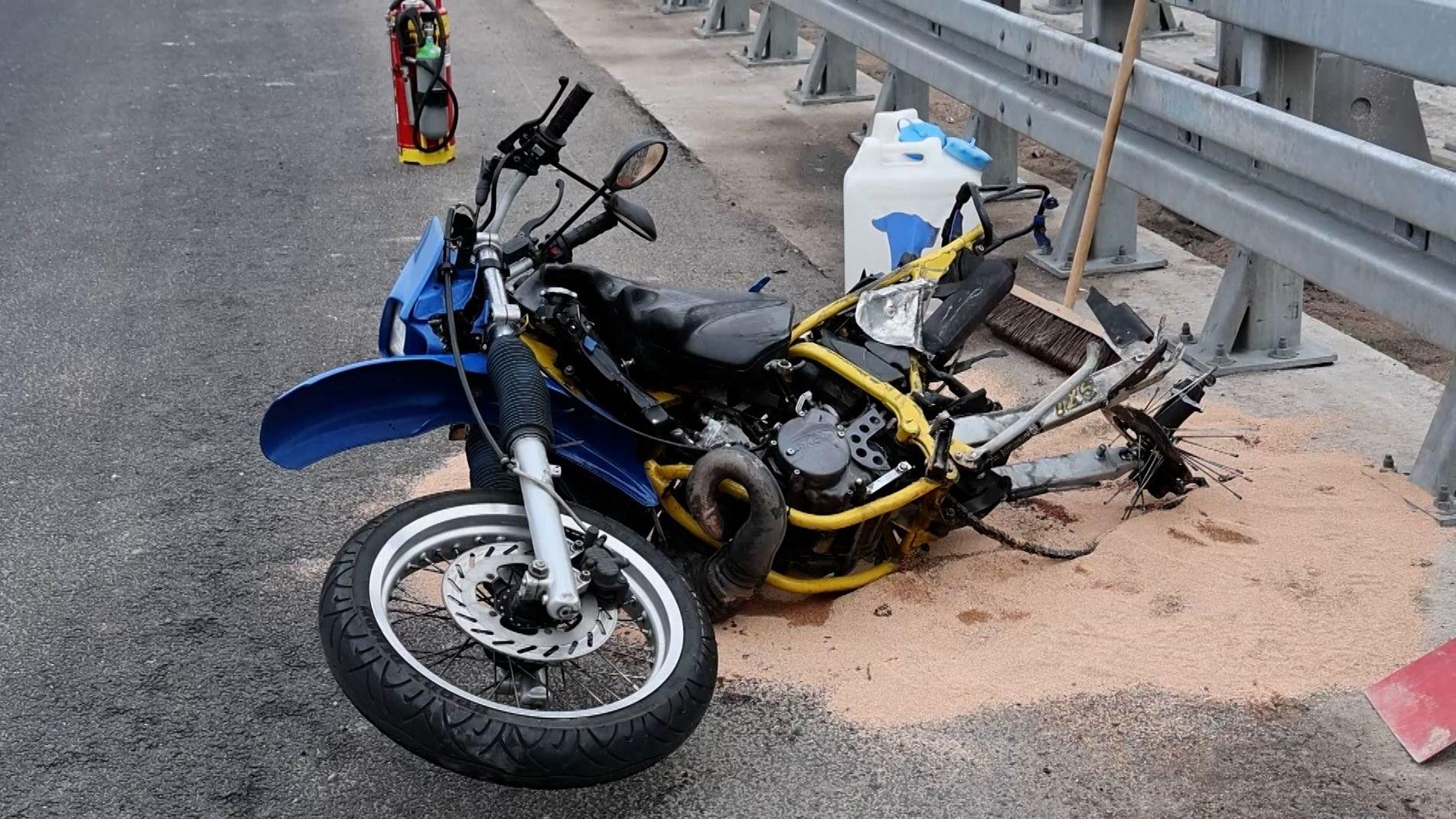 Ein Motorrad liegt neben der Leitplanke auf der Autobahn.