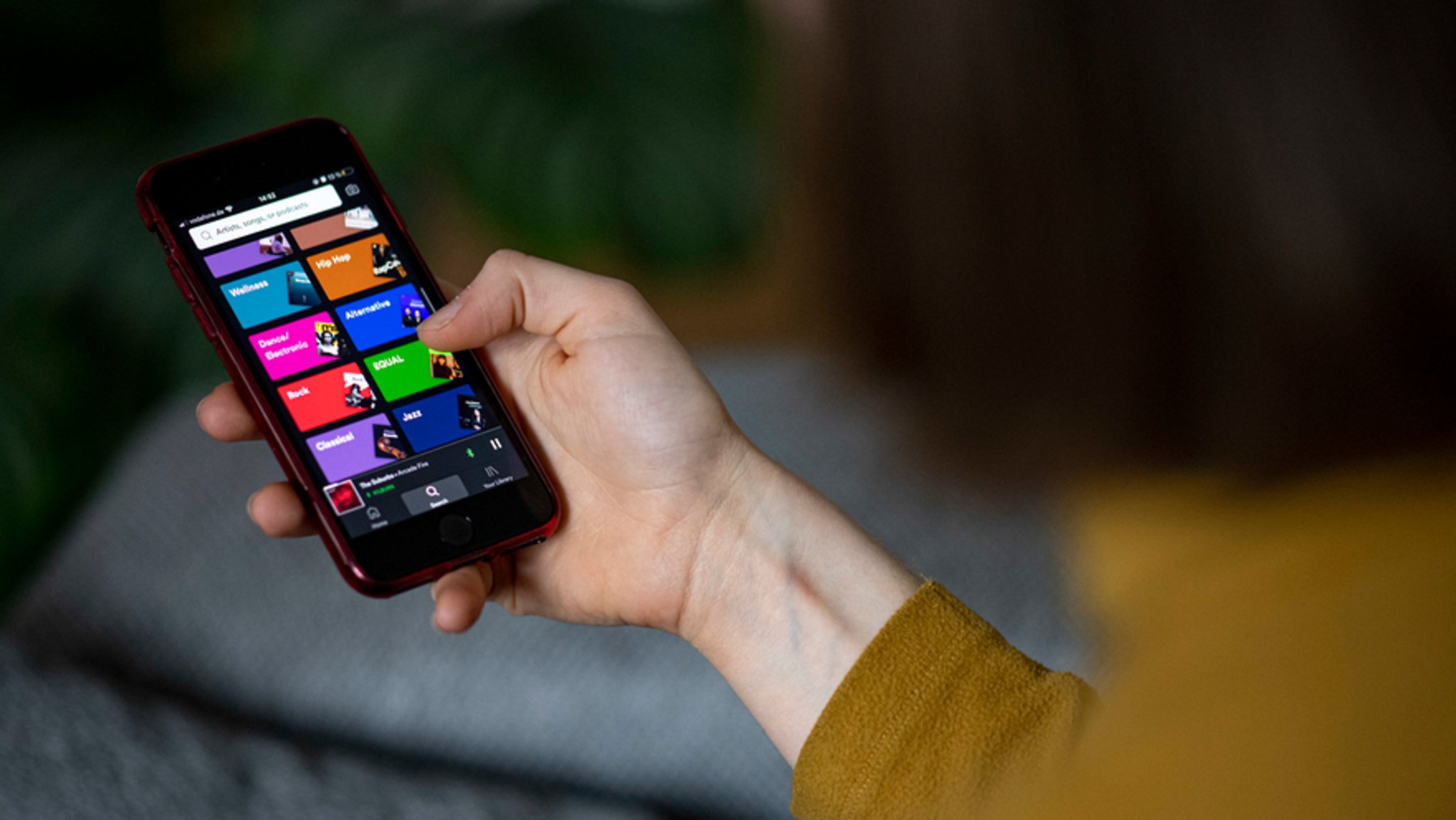 Frau mit Smartphone in der Hand