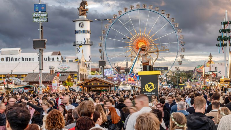 Oktoberfest 2024: Tausende Besucher bummeln über die Festwiese | Bild: picture alliance / Wolfgang Maria Weber Oktoberfest 2024: Tausende Besucher bummeln über die Festwiese