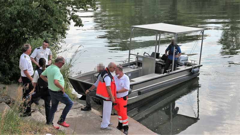Einsatzkräfte von Rettungsdienst, BRK-Wasserwacht, DLRG, Feuerwehr und Polizei sind am Donnerstag nach Haßfurt an den Main alarmiert worden. | Bild: Koordinierungsstab BRK KV Haßberge Einsatzkräfte von Rettungsdienst, BRK-Wasserwacht, DLRG, Feuerwehr und Polizei sind am Donnerstag nach Haßfurt an den Main alarmiert worden.