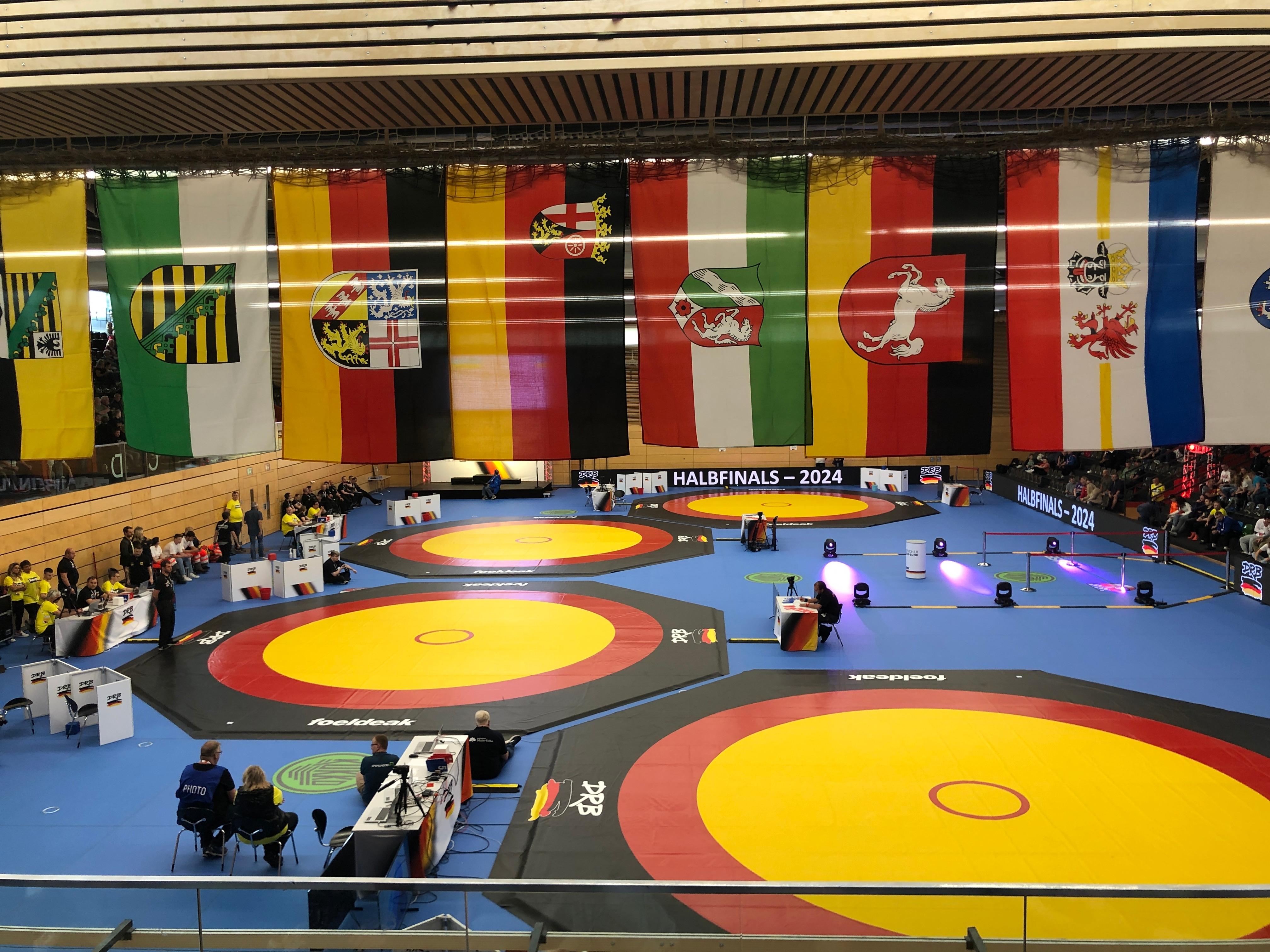 Die Deutschen Meisterschaften im Ringen in der Untermainhalle in Elsenfeld (Lkr. Miltenberg)