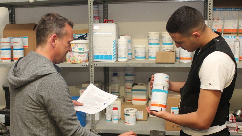 Zwei Personen stehen vor einem Regal | Bild: dpa-Bildfunk/Klaus Kersting Zwei Personen stehen vor einem Regal