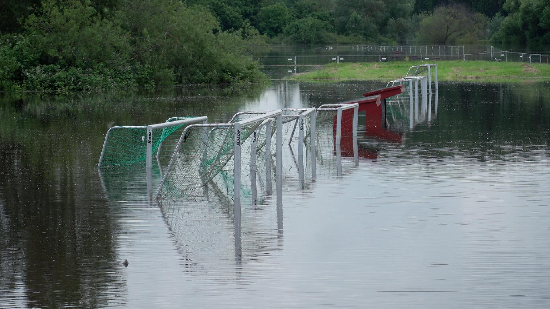 Im Regensburger Stadtteil Sallern ist besonders das Vereinsheim des SV Sallern vom Hochwasser betroffen - das hätte verhindert werden können. 