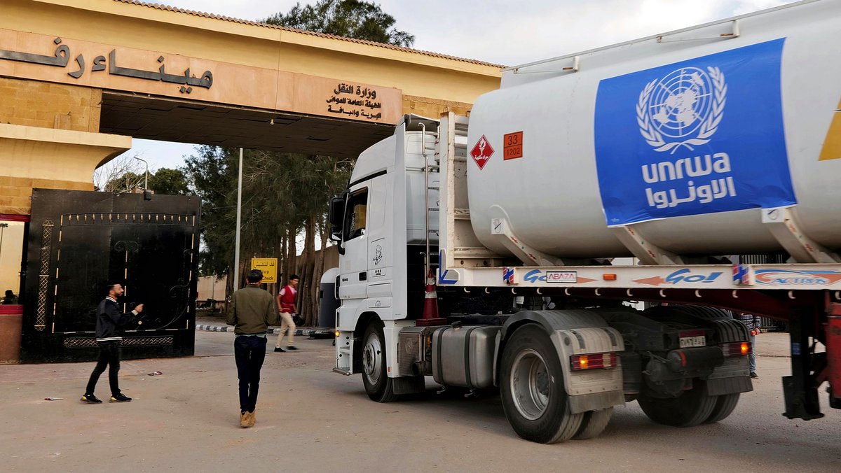 LKW mit einer UNRWA-Lieferung am Grenzübergang Rafah