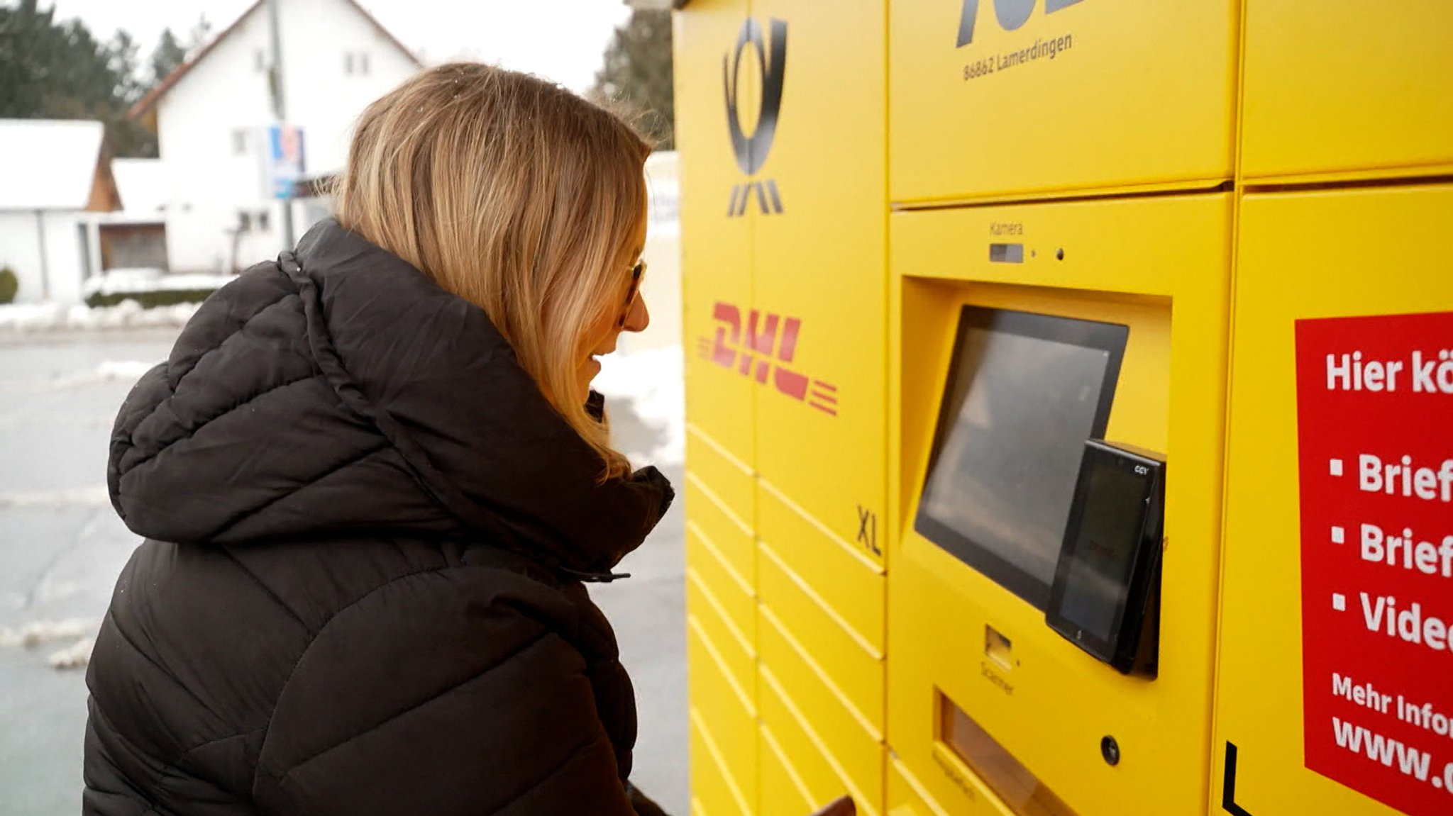 Eine Frau vor dem Automaten. | Bild: BR Eine Frau vor dem Automaten.