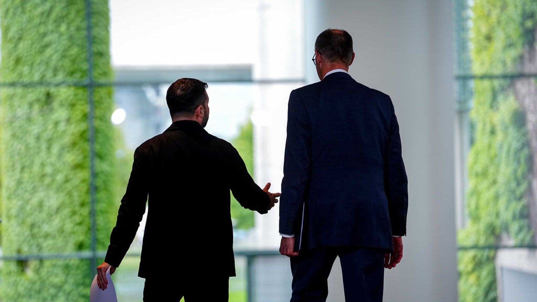 28.05.2025, Berlin: Wolodymyr Selenskyj (l), Präsident der Ukraine, und Bundeskanzler Friedrich Merz (CDU) verlassen im Bundeskanzleramt nach einem Treffen die Pressekonferenz. Der ukrainische Präsident Selenskyj ist zu einem eintägigen Besuch in der deutschen Hauptstadt. Foto: Kay Nietfeld/dpa +++ dpa-Bildfunk +++