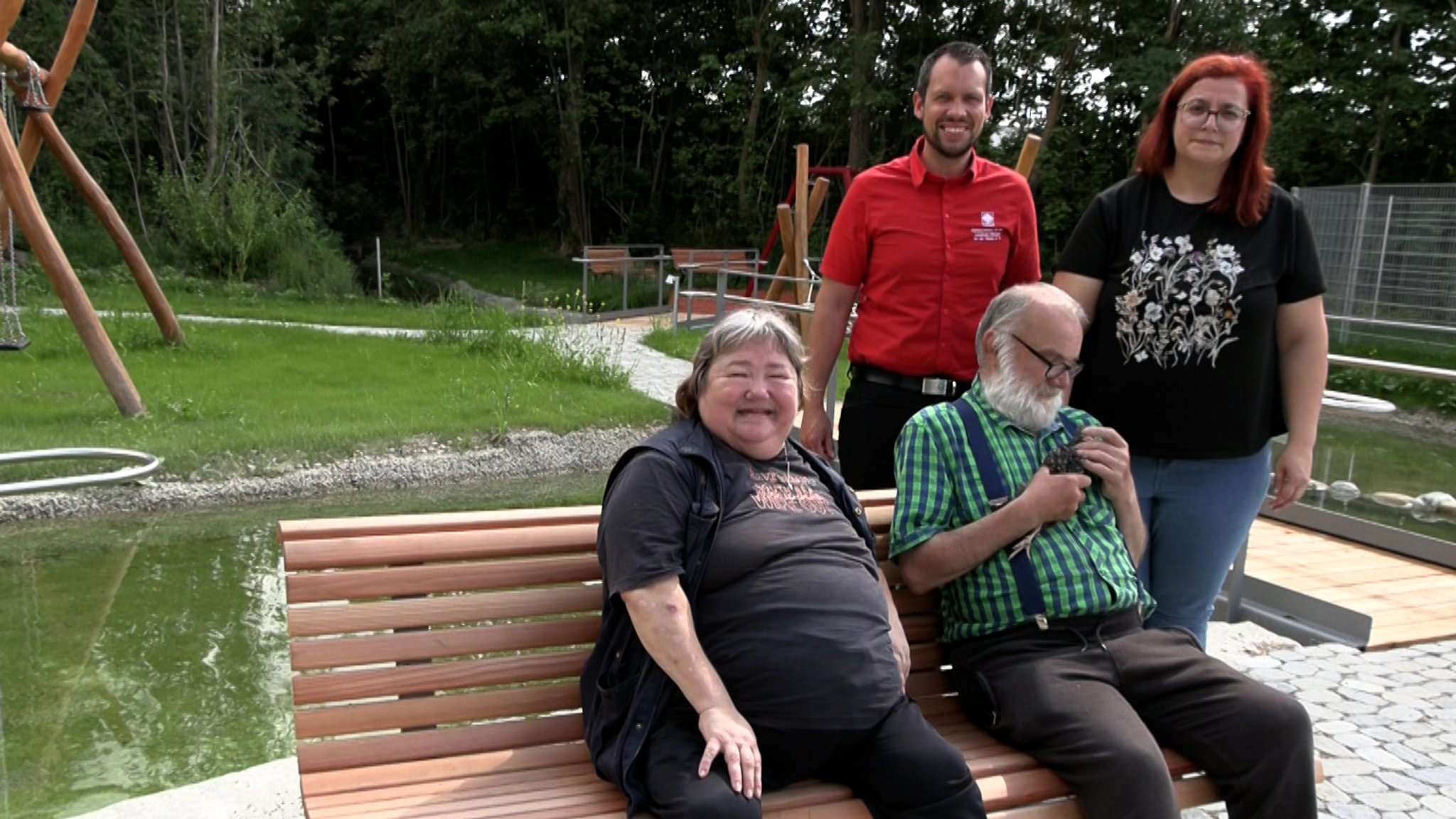 Die Hühner kommen gut an im Garten der Begegnung in Dillingen