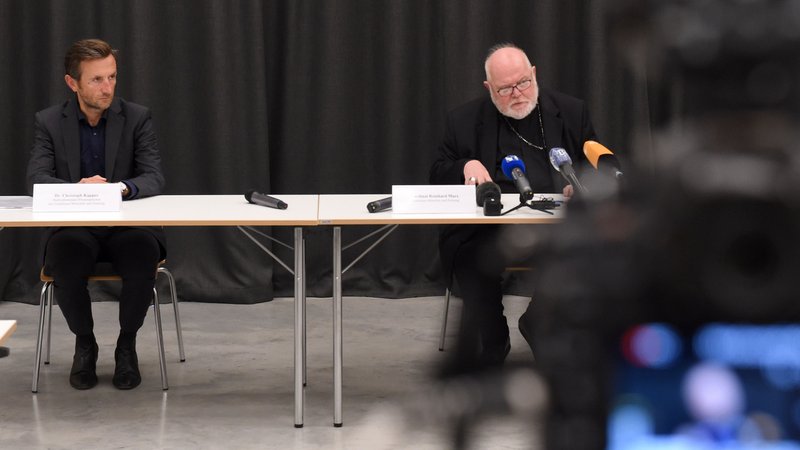 Kardinal Marx, Vorsitzender der bayerischen Bischöfe, beim Gemeindebesuch in Garching, wo ein strafrechtlich verurteilter Missbrauchstäter wirkte