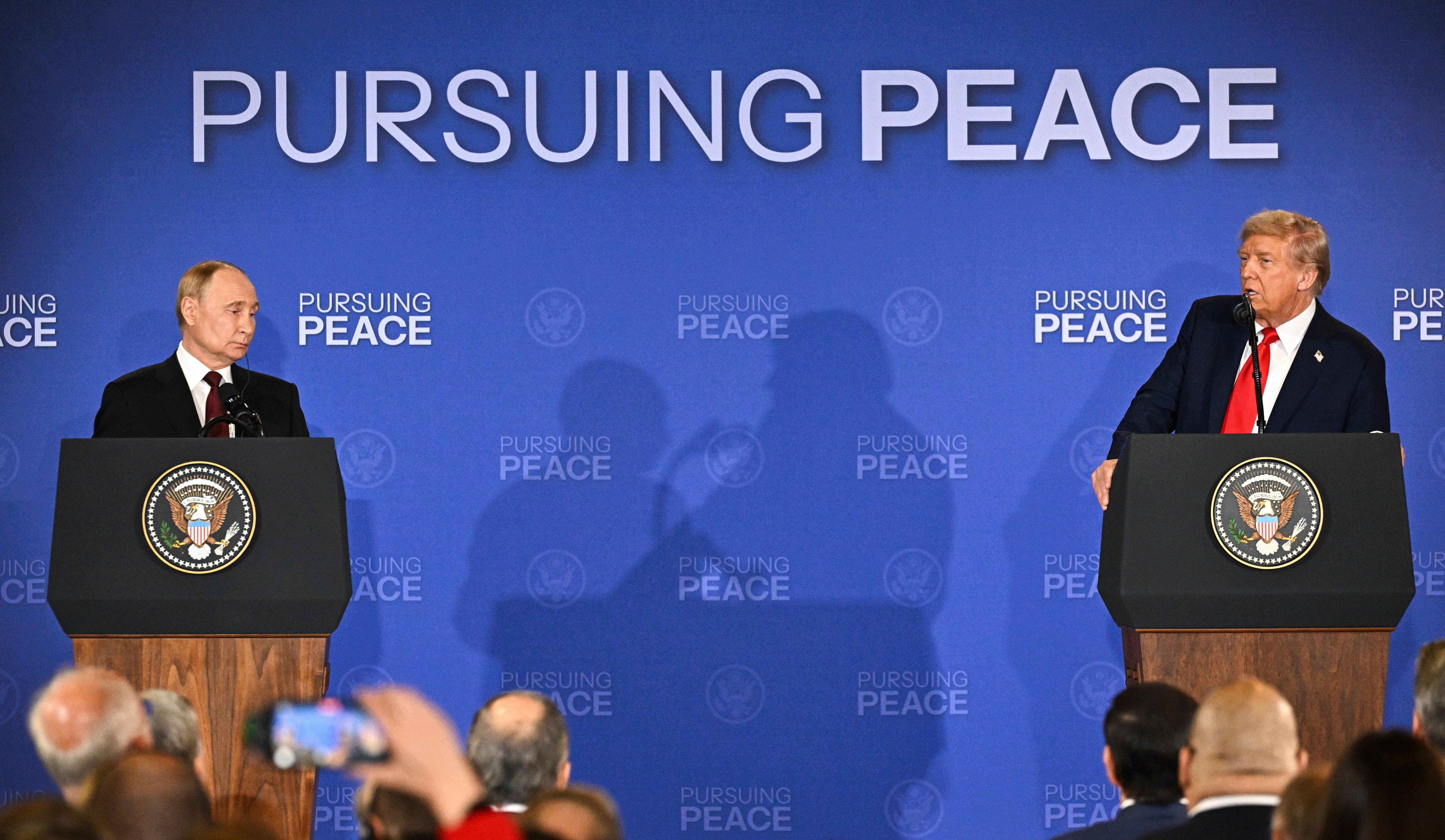 Russlands Präsident Putin (l.) und US-Präsident Trump (r.) bei ihrem Treffen in Anchorage im August 2025 (Archivbild).