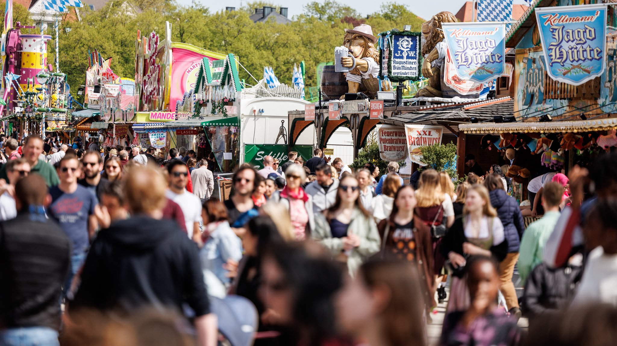 Menschenmenge auf dem Frühlingsfest in München