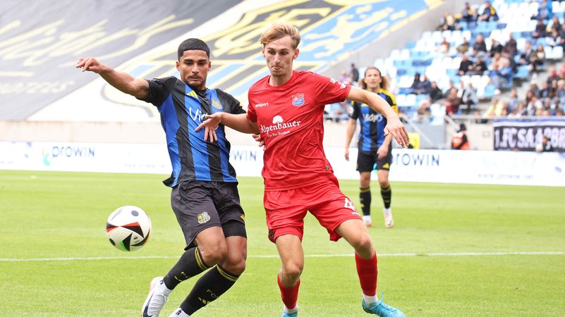 Spielszene 1. FC Saarbrücken - SpVgg Unterhaching | Bild: picture-alliance/dpa Spielszene 1. FC Saarbrücken - SpVgg Unterhaching