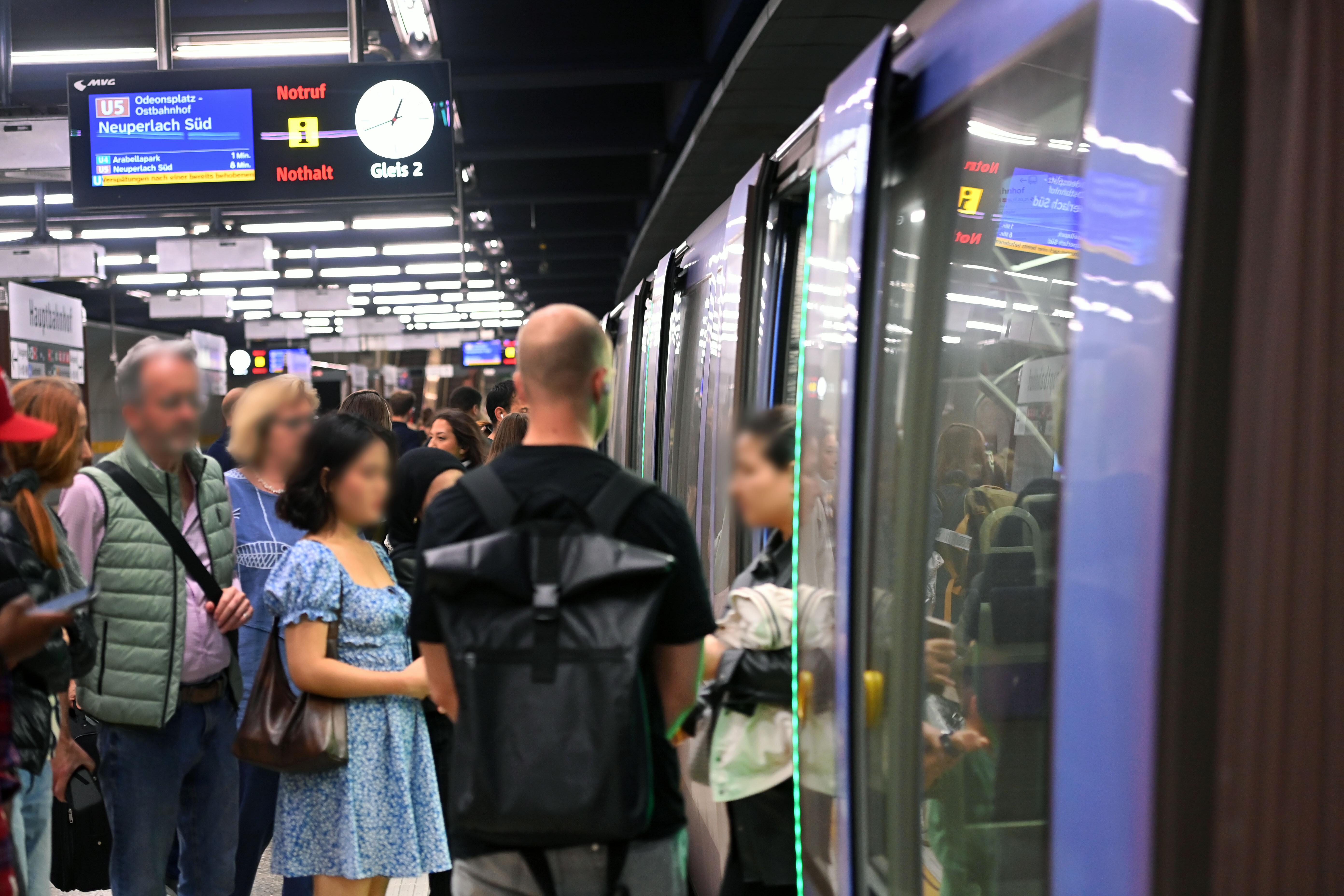 Menschenmengen beim Ein- und Aussteigen an einer U-Bahn in München. (Symbolbild)