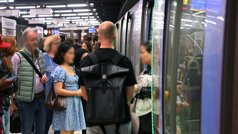 Menschenmengen beim Ein- und Aussteigen an einer U-Bahn in München. (Symbolbild) | Bild: picture alliance / SVEN SIMON | Frank Hoermann / SVEN SIMON Menschenmengen beim Ein- und Aussteigen an einer U-Bahn in München. (Symbolbild)