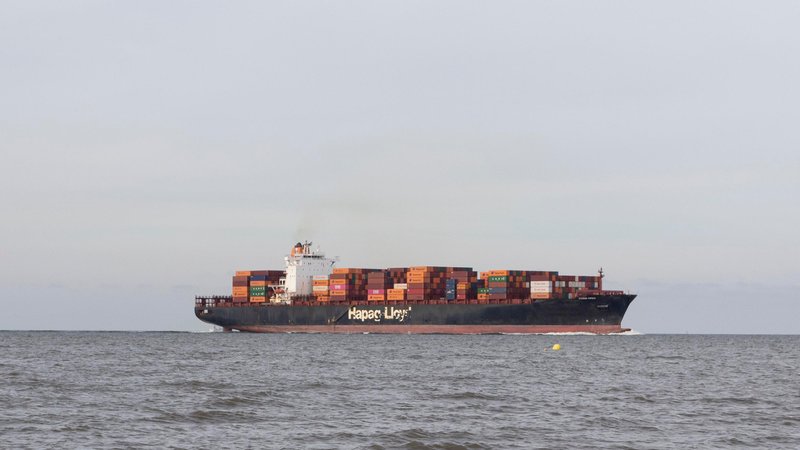 Ein beladener Containerfrachter auf dem Meer (Symbolbild) | Bild: picture alliance / imageBROKER | Christopher Tamcke Ein beladener Containerfrachter auf dem Meer (Symbolbild)