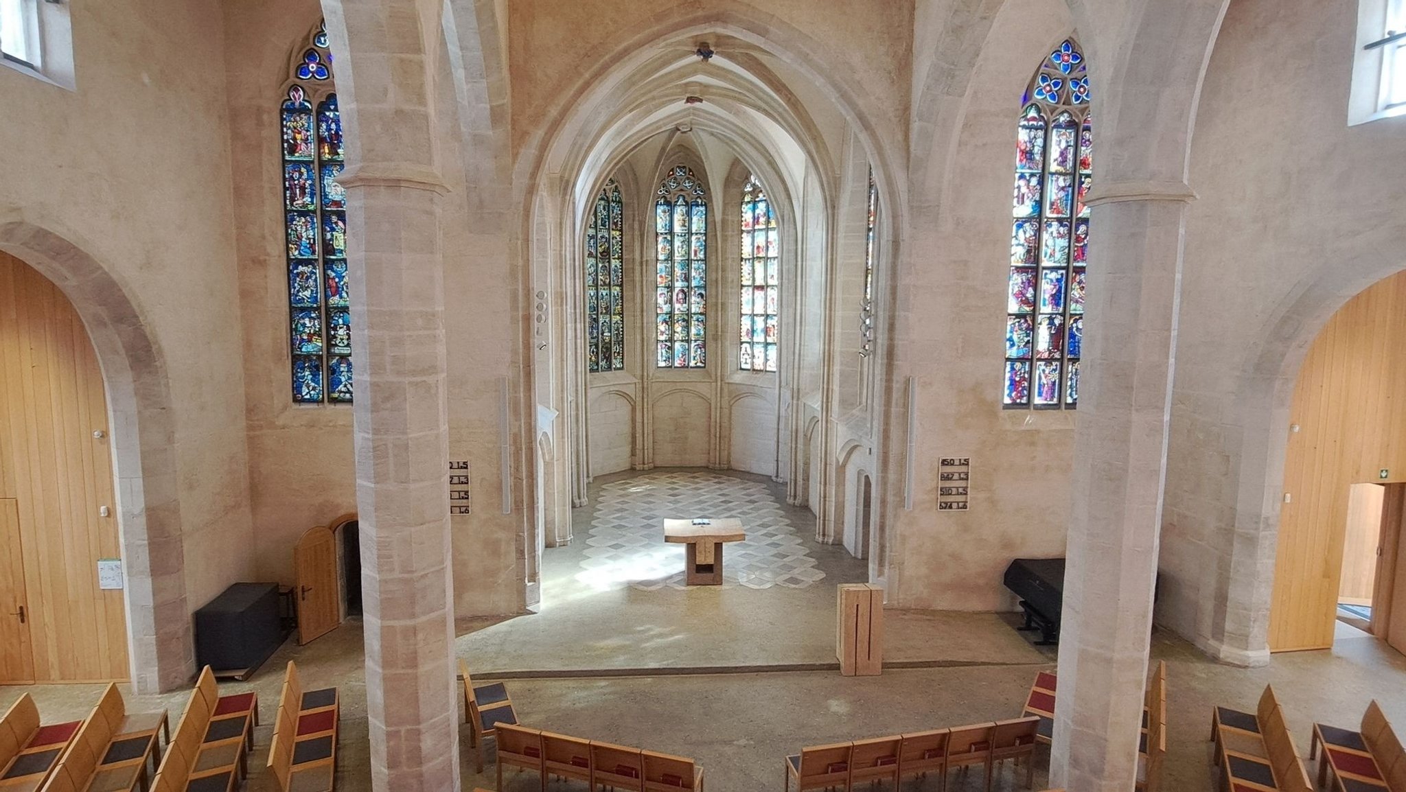 Der neugestaltete Innenraum der St Martha Kirche Nürnberg.