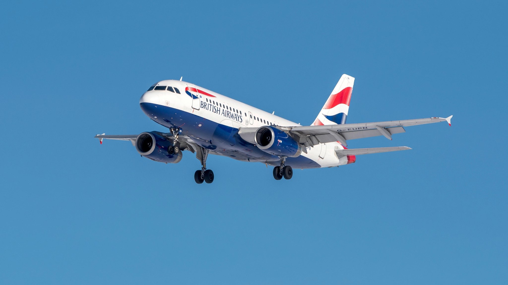 Symbolbild: British Airways Airbus im Landeanflug auf die nördliche Landebahn des Flughafens München