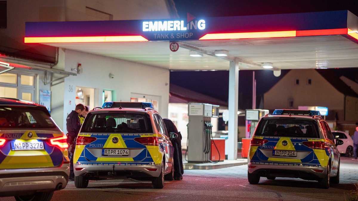 Polizeifahrzeuge am Tatort (Tankstelle)