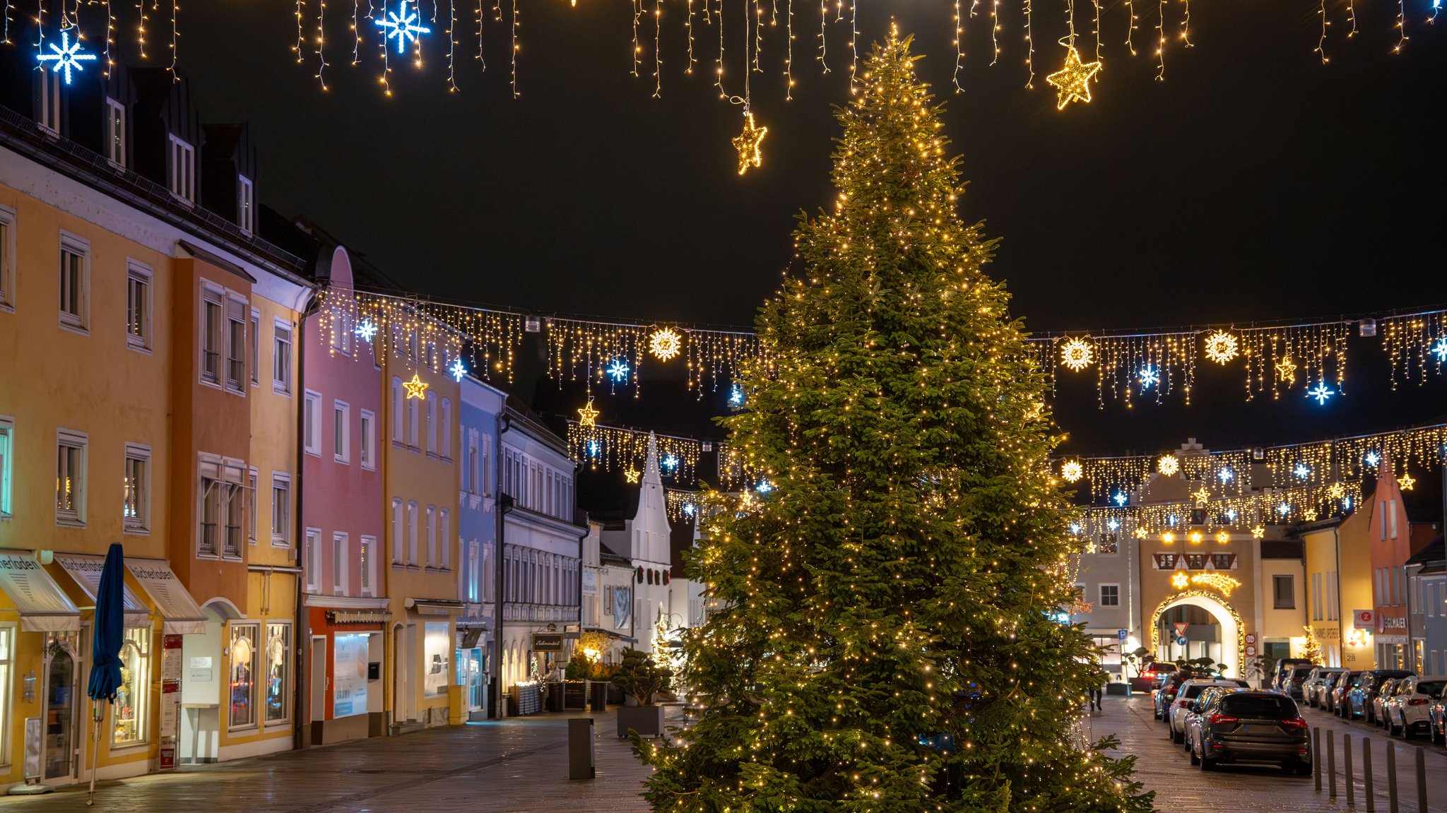 Auf dem Marienplatz in Dingolfing steht ein beleuchteter Weihnachtsbaum. Archivbild vom 13. Dezember 2025 | Bild: picture alliance/dpa/NEWS5 | Lars Haubner Auf dem Marienplatz in Dingolfing steht ein beleuchteter Weihnachtsbaum. Archivbild vom 13. Dezember 2025