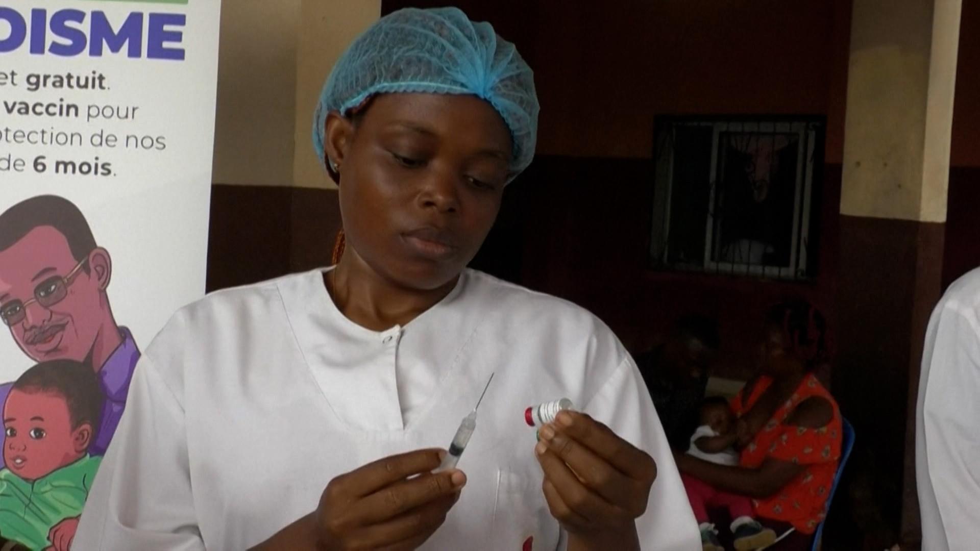 In Kamerun hat die weltweit erste, großangelegte Impfkampagne gegen Malaria begonnen. 