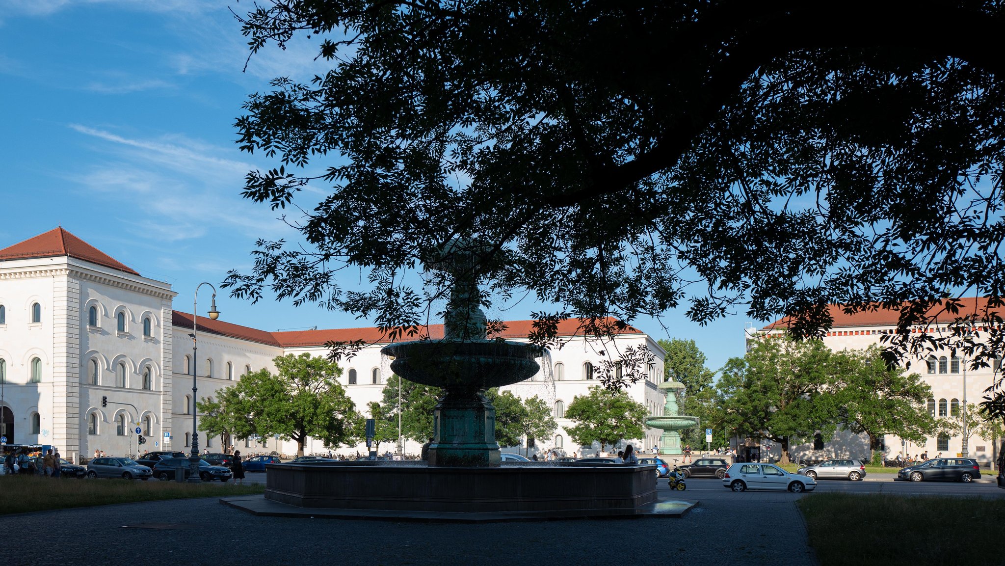 Blick auf den Geschwister-Scholl-Platz mit den beiden Brunnen. Im Hintergrund Gebäude der LMU. 