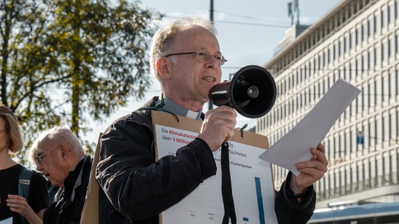 Immer wieder beteiligt sich der Nürnberger Jesuitenpater Jörg Alt an Klimaprotestaktionen. 25 Tage saß er wegen Nötigung bereits im Gefängnis. Jetzt steht er erneut vor Gericht in Nürnberg. | Bild: picture alliance / SZ Photo | Thomas Vonier Immer wieder beteiligt sich der Nürnberger Jesuitenpater Jörg Alt an Klimaprotestaktionen. 25 Tage saß er wegen Nötigung bereits im Gefängnis. Jetzt steht er erneut vor Gericht in Nürnberg.