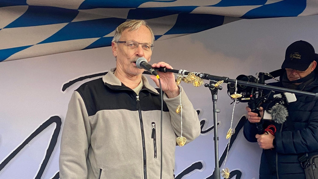 Maximilian Eder als Redner bei einer Kundgebung in Nürnberg im Januar 2022.