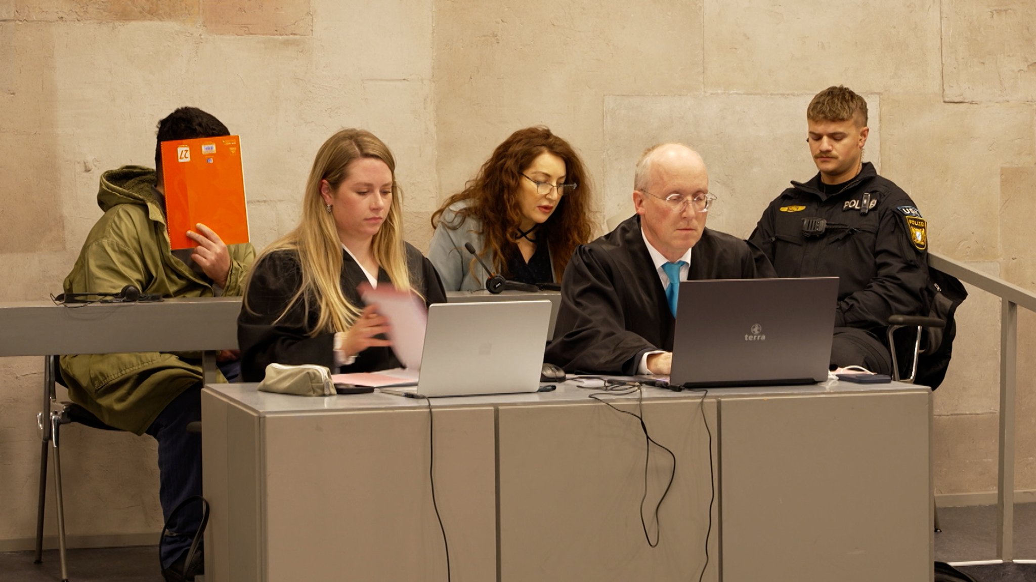 Der Angeklagte sitzt auf der Anklagebank und muss sich vor Gericht verantworten.