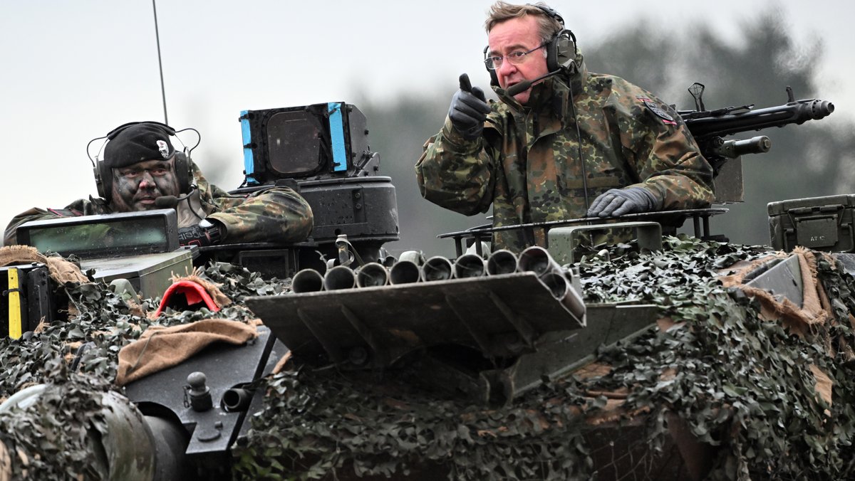 Symbolbild: Boris Pistorius (SPD, r), Verteidigungsminister, unterhält sich im Turm eines Leopard 2A6 mit einem Soldaten des Panzerbataillon 203 der Bundeswehr. Nach der Entscheidung der Bundesregierung zur Lieferung von 14 Leopard-2-Panzern an die Ukraine will sich der Minister über die Leistungsfähigkeit des Waffensystems informieren.