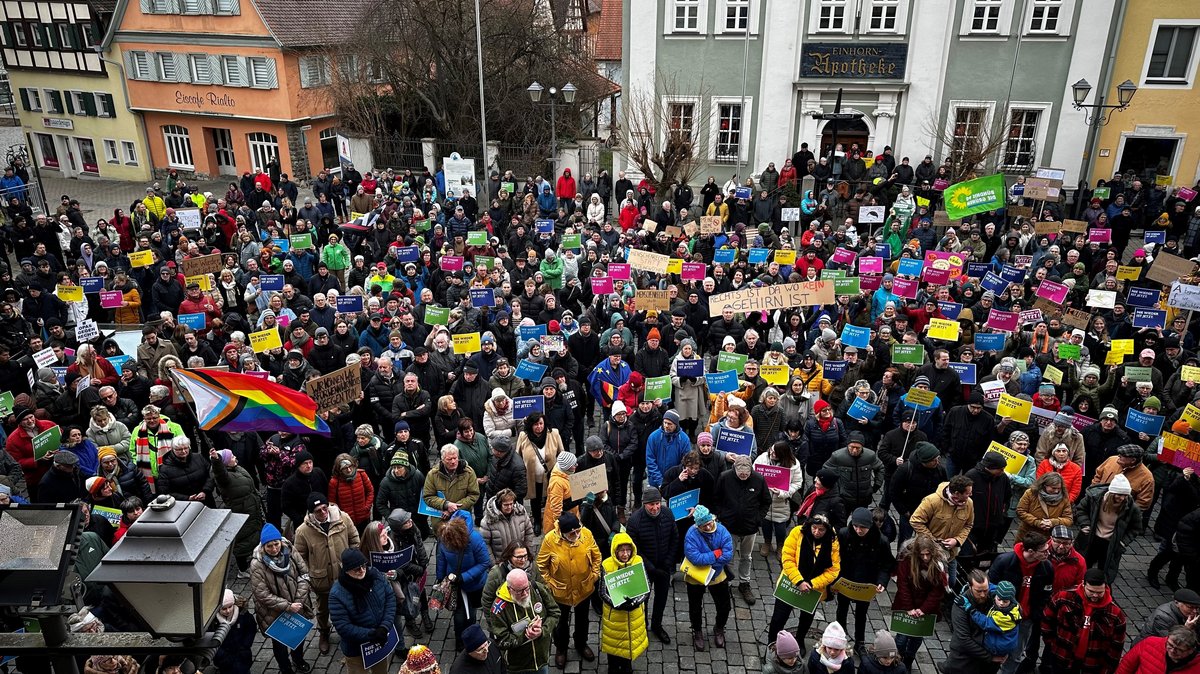 Menschen mit vielen bunten Plakaten demonstrieren für die Demokratie auf dem Marktplatz in Bad Windsheim.
