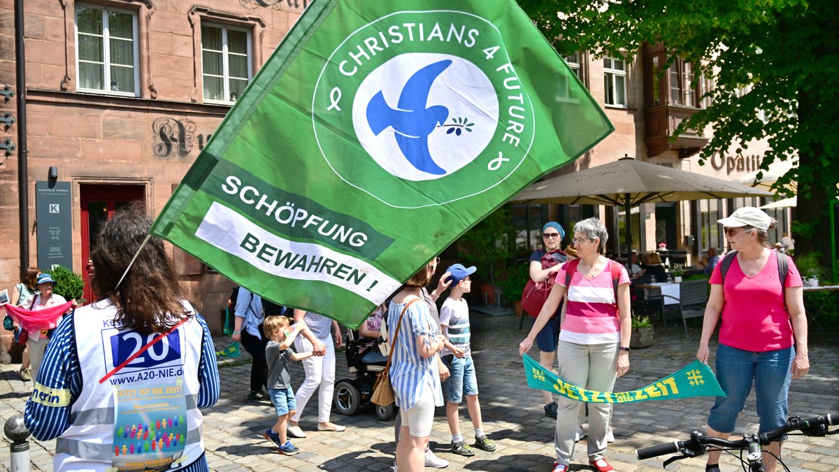 Im Juni demonstrierten Teilnehmer des Kirchentags in Nürnberg mit einer Menschenkette für mehr Klimaschutz.