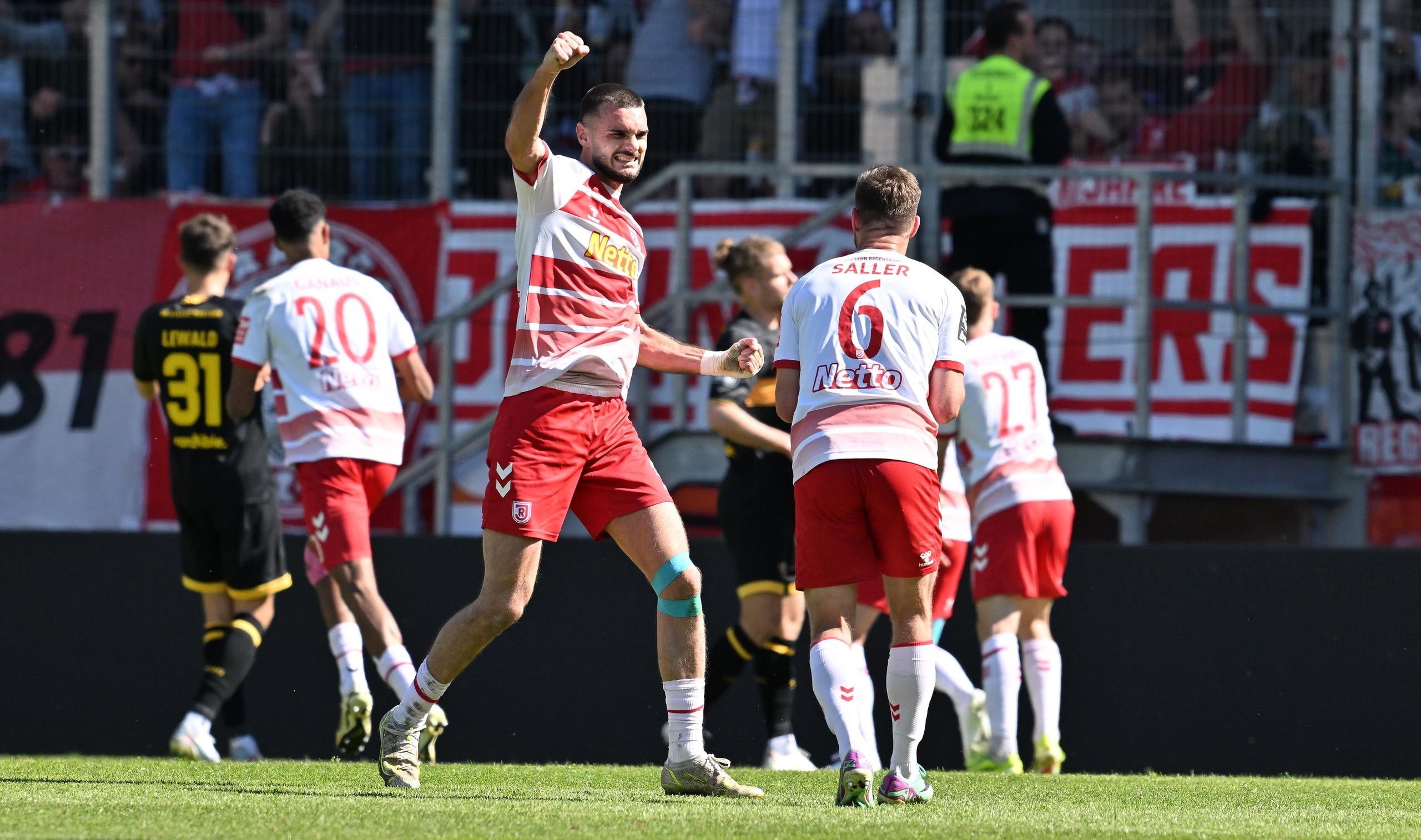 Spielszene Jahn Regensburg - Dynamo Dresden