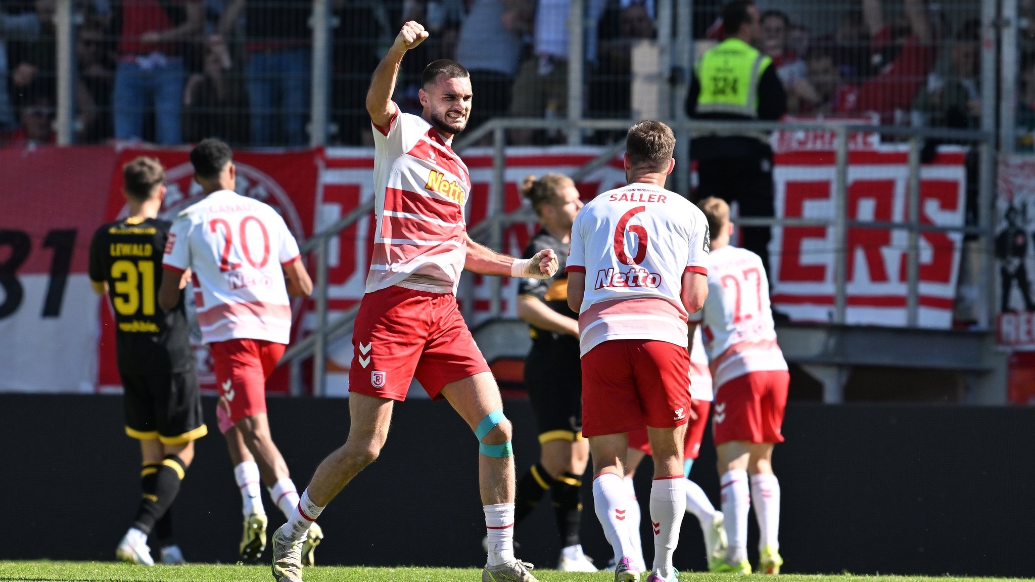 Spielszene Jahn Regensburg - Dynamo Dresden