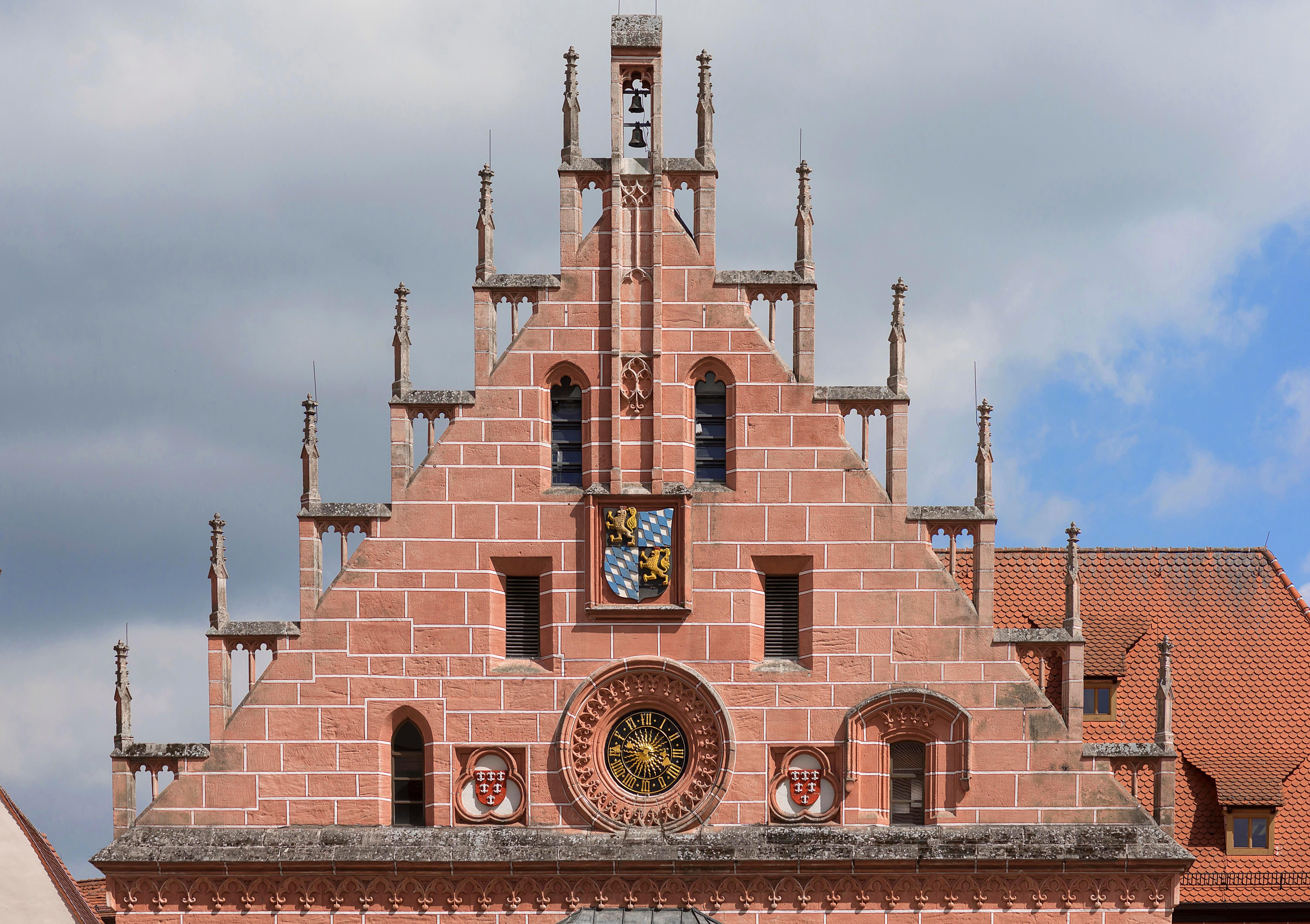 Rathausgiebel mit Rathausuhr und Stadtwappen vom historischen Rathaus, Baubeginn 1455, Umbau im 19.Jhd., Sulzbach-Rosenberg, Oberpfalz