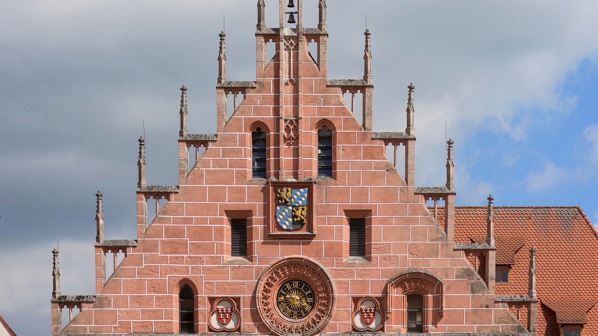 Rathausgiebel mit Rathausuhr und Stadtwappen vom historischen Rathaus, Baubeginn 1455, Umbau im 19.Jhd., Sulzbach-Rosenberg, Oberpfalz