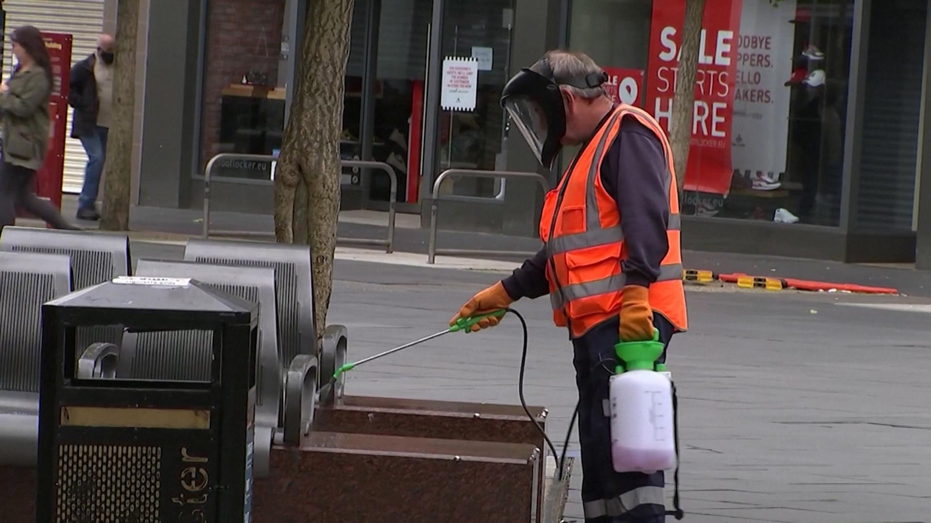 Über die Stadt Leicester in Mittelengland wird wegen eines Corona-Ausbruchs ein Lockdown verhängt. Dazu kündigt der britische Gesundheitsminister Matt Hancock entsprechende gesetzliche Regelungen an.