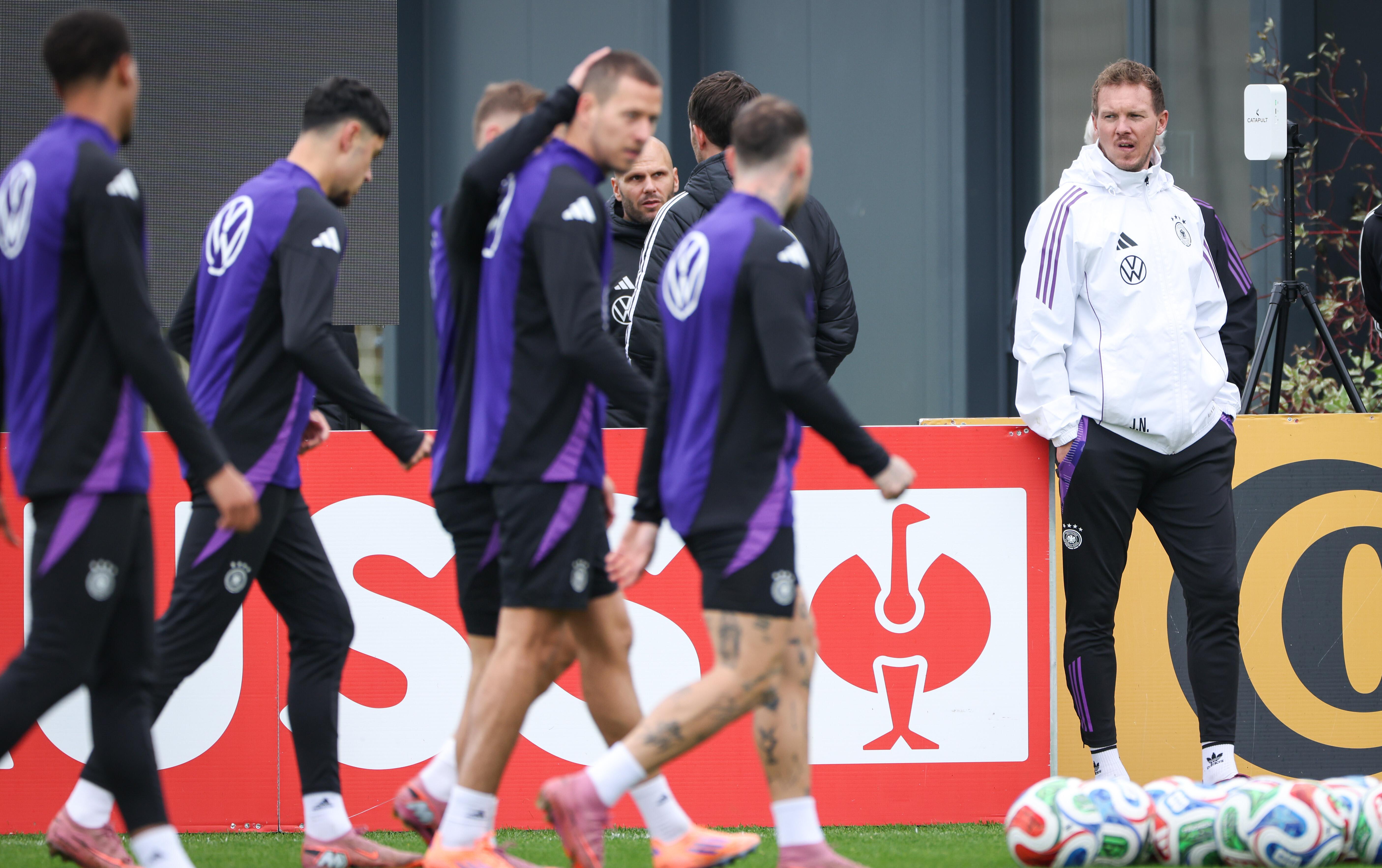 Julian Nagelsmann steht beim Abschlusstraining auf dem Platz