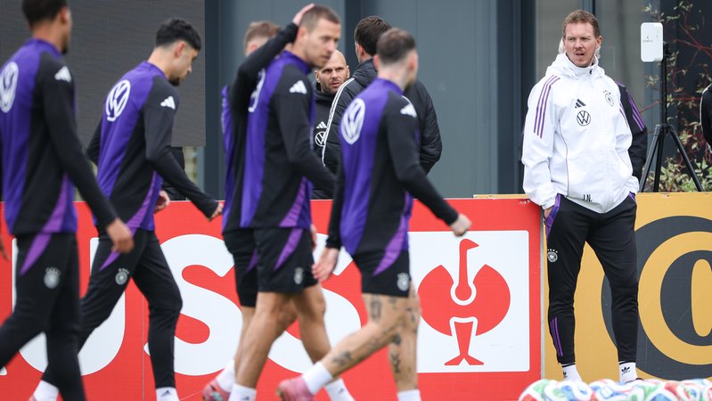 Julian Nagelsmann steht beim Abschlusstraining auf dem Platz | Bild: picture alliance/dpa | Daniel Karmann Julian Nagelsmann steht beim Abschlusstraining auf dem Platz