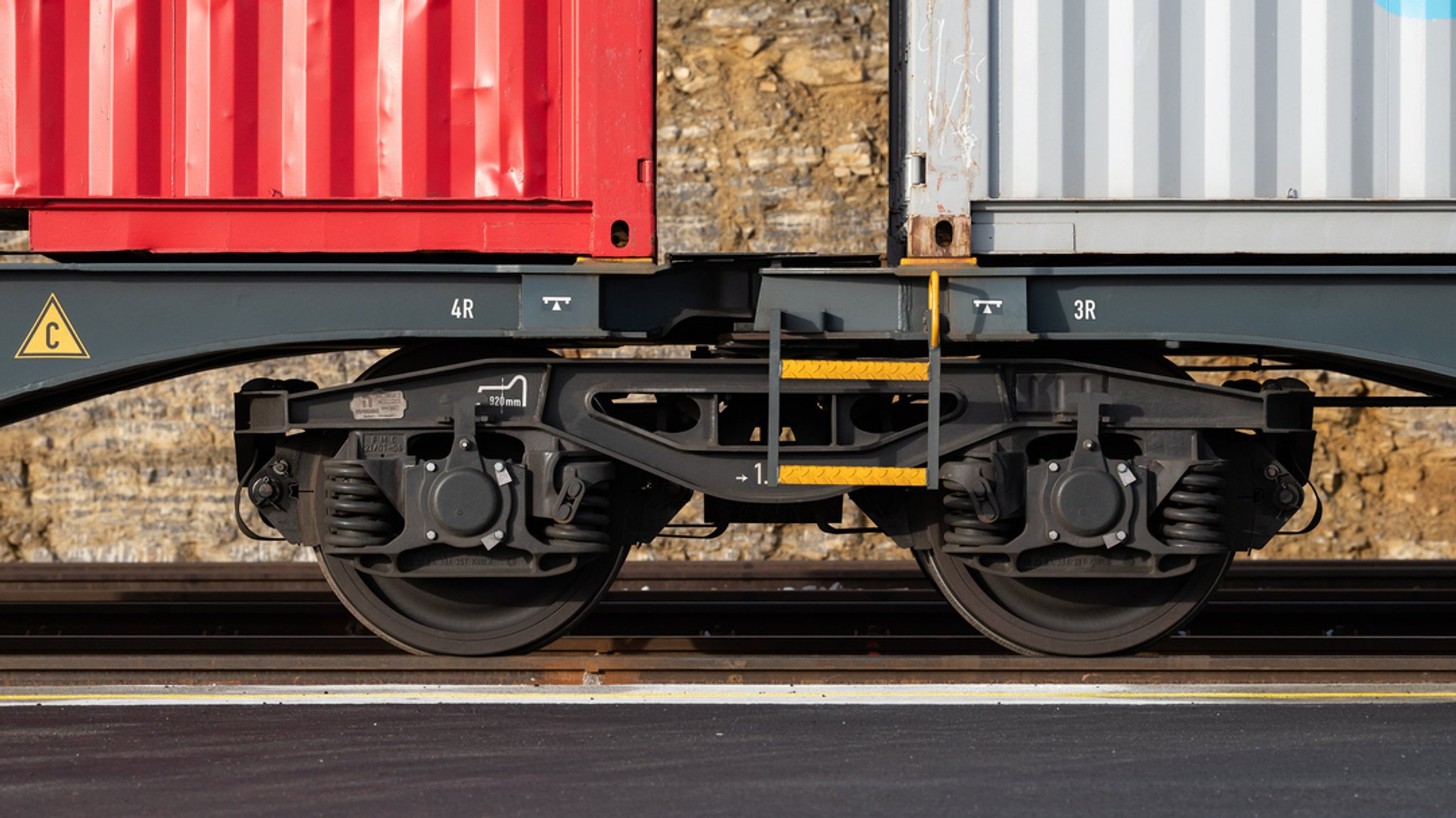 Container, die auf einem Güterzug geladen sind