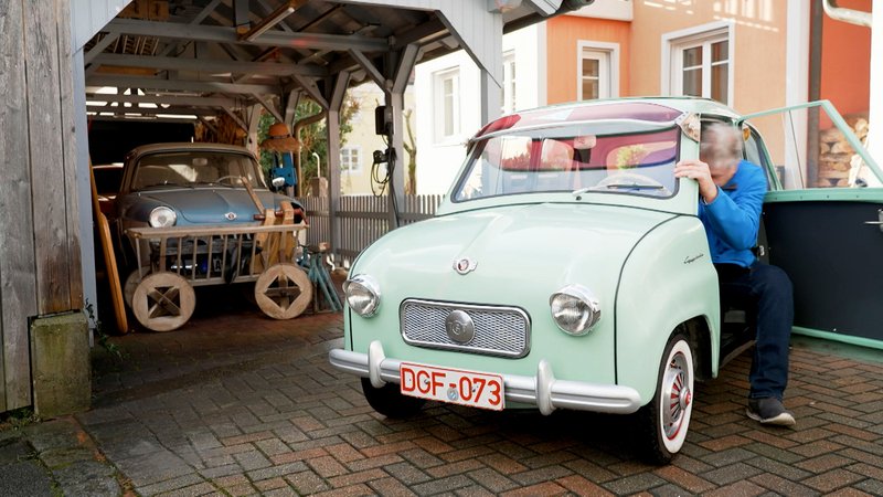 Mann steigt aus Goggomobil aus | Bild: BR Mann steigt aus Goggomobil aus