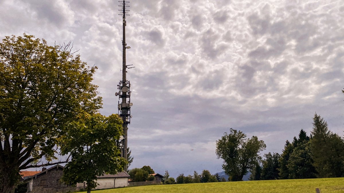 Ein Mobilfunkmast auf einem Hügel im Chiemgau