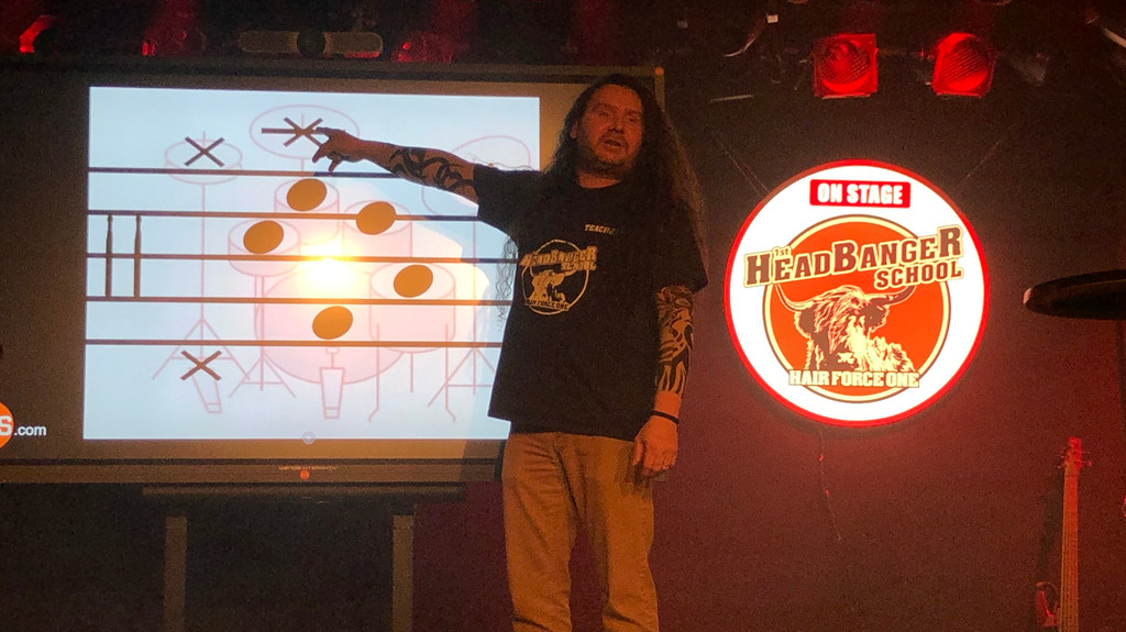 An der Aschaffenburger Headbanger-Schule können Metalfans lernen, wie man richtig das Haupthaar bzw. den Kopf schüttelt. | Bild: Katrin Küx / BR An der Aschaffenburger Headbanger-Schule können Metalfans lernen, wie man richtig das Haupthaar bzw. den Kopf schüttelt.