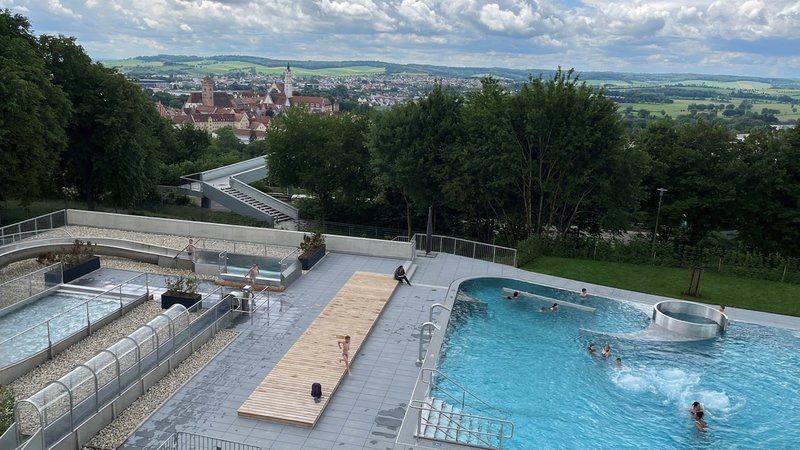 Das neu gestaltete Freibad in Donauwörth- links die Rutschen, rechts das Nichtschwimmerbecken - 